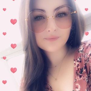 Meet your Posher, Danielle